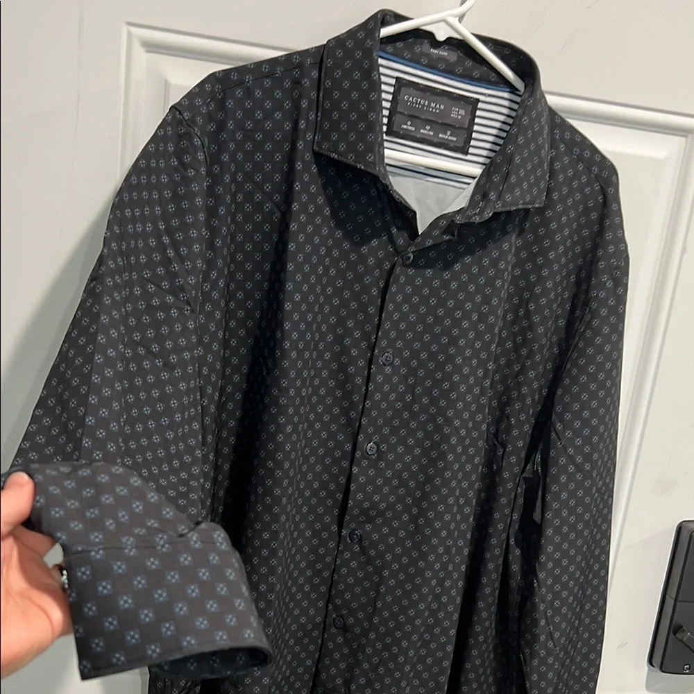 Elegant Black Patterned Button-Down Shirt - Picture 4 of 8